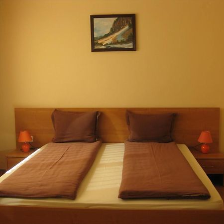 Family Hotel Veronika Devin Bagian luar foto