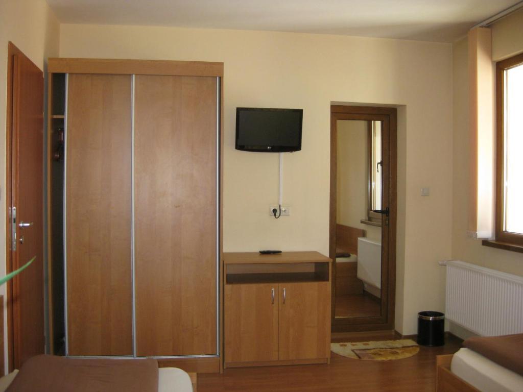 Family Hotel Veronika Devin Bagian luar foto