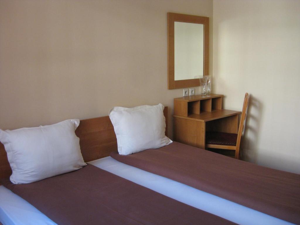 Family Hotel Veronika Devin Bagian luar foto