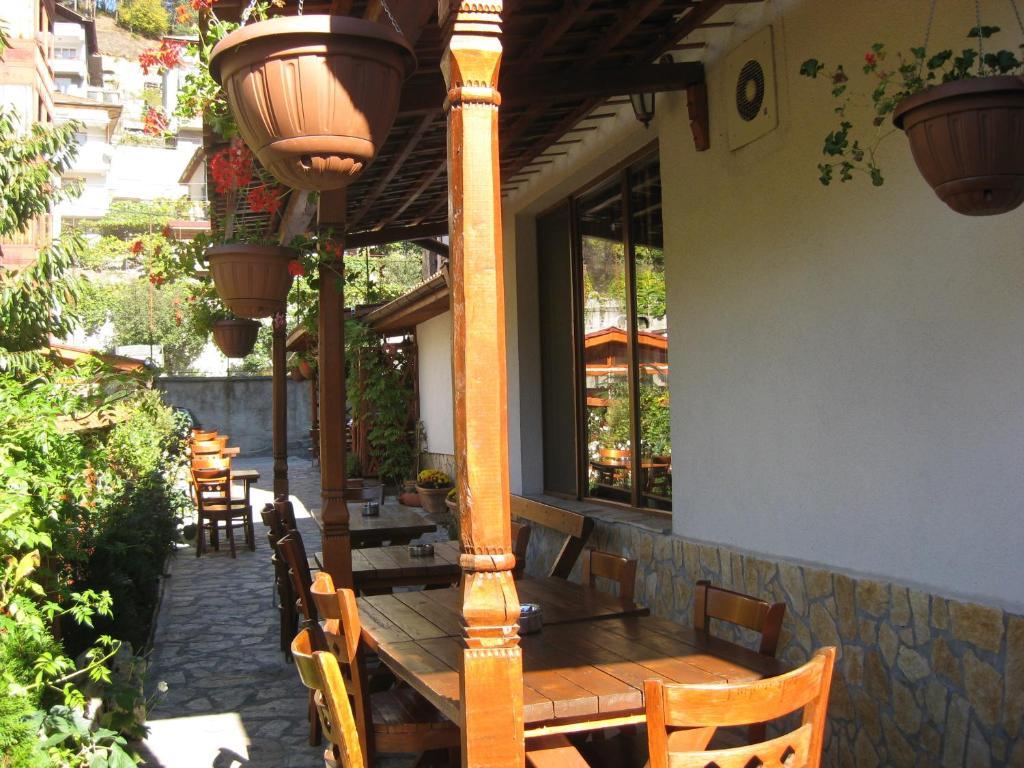 Family Hotel Veronika Devin Bagian luar foto