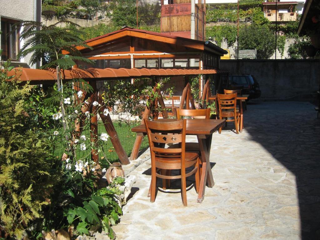 Family Hotel Veronika Devin Bagian luar foto