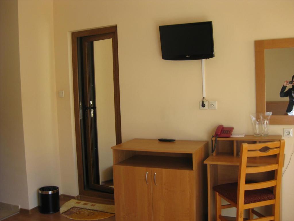 Family Hotel Veronika Devin Bagian luar foto