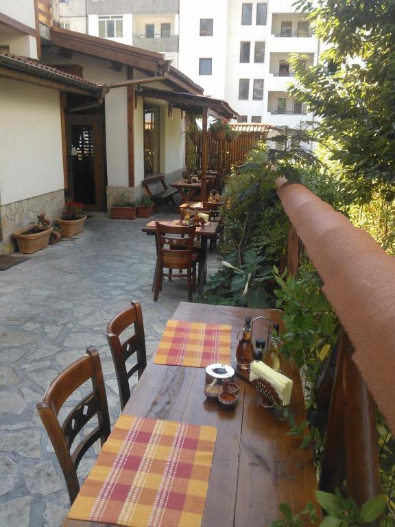 Family Hotel Veronika Devin Bagian luar foto